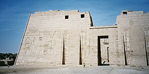 Archivo:Egypt.MedinetHabu.01