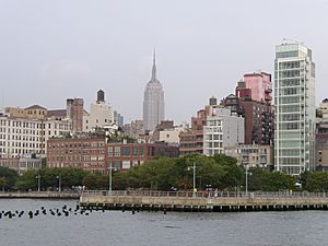 Archivo:Empire State Building from Hudson River Park