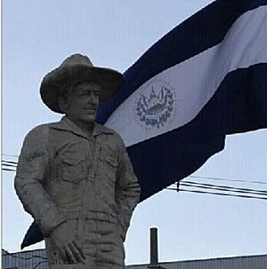 Archivo:Estatua de Agustín Farabundo Martí en Santa Tecla, El Salvador - 2023