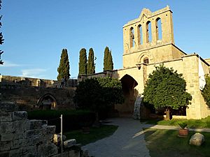 Archivo:Façade de l'abbaye de Bellapais