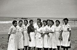 Archivo:Grupo de niños y voluntarias de la Sección Femenina en la localidad de Zumaia (1 de 11) - Fondo Marín-Kutxa Fototeka