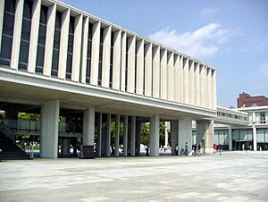 Archivo:Hiroshima Peace Memorial Museum (right)