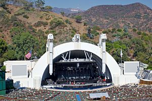 Archivo:Hollywood bowl and sign