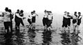 Hombres bailando tango en el río, 1904