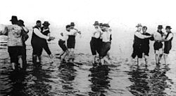 Archivo:Hombres bailando tango en el río, 1904