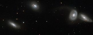 Archivo:Hubble views bizarre cosmic quartet HCG 16