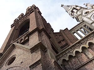 Archivo:Iglesia Nuestra Señora de Lourdes, 2012