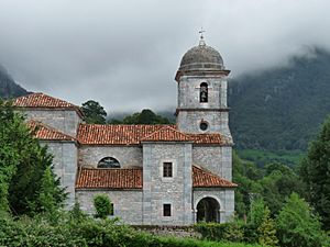 Archivo:Iglesia de Oseja de Sajambre edited
