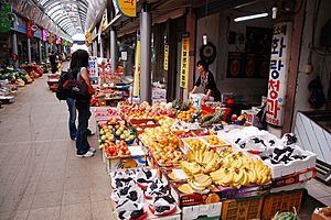 Archivo:Korea-Gyeongju-Seongdong Market-Fruit shop-01