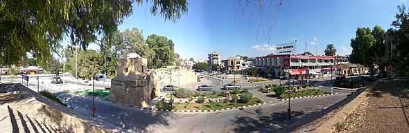 Archivo:Kyrenia Gate Inonu Square panorama North Nicosia