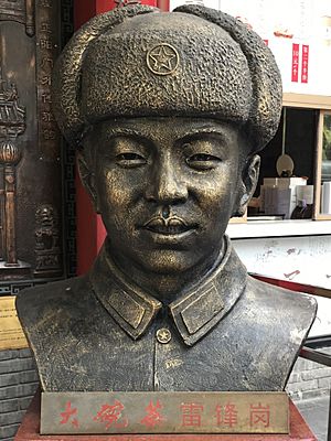 Archivo:Lei Feng Bust in Beijing 雷锋 (cropped)
