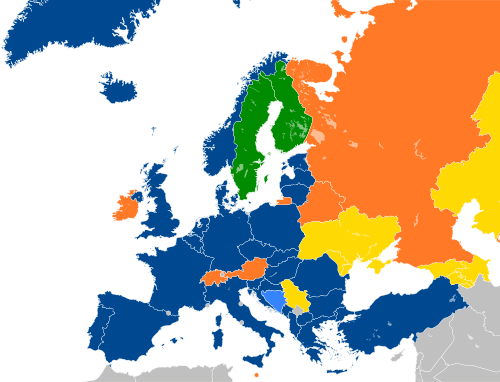 Mapa de Europa con países en azul, cian, naranja y amarillo basado en su afiliación a la OTAN..