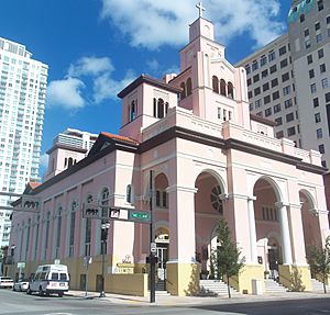 Archivo:Miami FL Downtown HD Gesu Church sq pano01