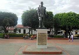 Archivo:Monumento a Ramón González Valencia