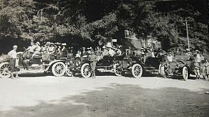 Archivo:Motorists at Camp Baldy, California, 1919