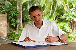 Archivo:Obama signs Zadroga Act