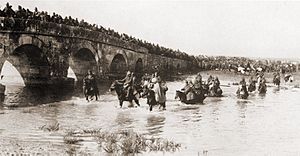 Archivo:Ottoman troops in retreat from Lule Burgas across the bridge at Karisdiran