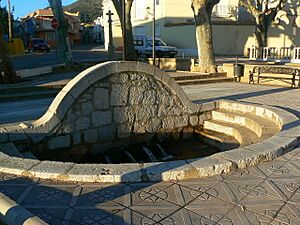 Archivo:PLAÇA DE LES FONTS SAGRA