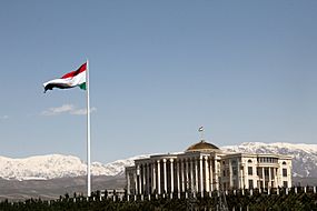 Archivo:Palace of Nations and the Flagpole, Dushanbe, Tajikistan