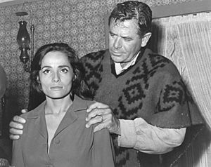 Archivo:Pilar Pellicer and Glenn Ford publicity photo (cropped)