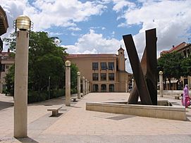 Plaza de la Constitución, fuente de las tres culturas y casa consistorial