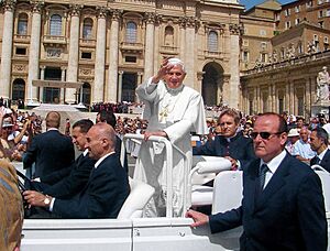 Archivo:Pope Benedict XVI-desaturated-colors