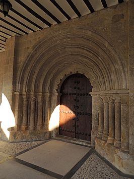 Portada de la iglesia de Santa María Magdalena en Valdeavellano