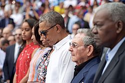 Archivo:President Obama, the First Lady, and Cuban President Castro Observe Moment of Silence in Respect to Victims of Terrorist Attack on Brussels (25903928701)
