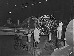 Archivo:RAF Mohawk maintenance 1943