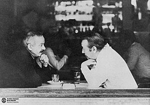 Archivo:Roberto Goyeneche y Astor Piazzolla en un bar porteño, c.1970