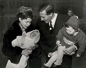 Archivo:Roger Bannister with family 1959
