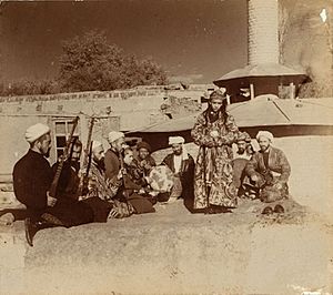 Archivo:Samarkand A group of musicians playing for a bacha (dancing boy)