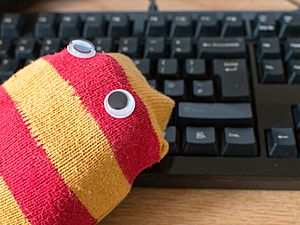 Archivo:Sock puppet and keyboard