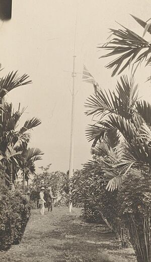 Archivo:Soldiers hoisting the Union Jack at Kieta, Bougainville, German New Guinea