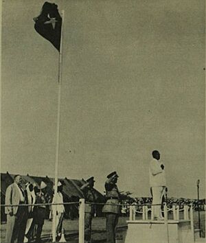 Archivo:Somaliland Flying for the first time The White and Blue Somali Flag at the Independence Celebrations on 26 June 1960