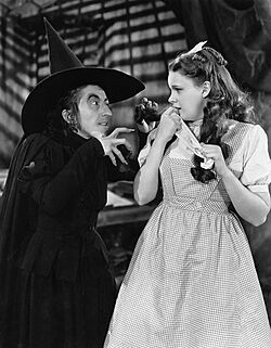 Archivo:The Wizard of Oz Margaret Hamilton Judy Garland 1939