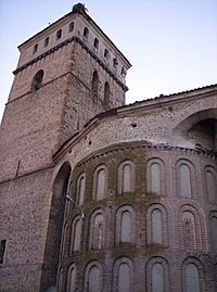 Torre y ábside de Santa María (Aguilafuente).JPG