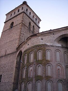 Torre y ábside de Santa María (Aguilafuente).JPG