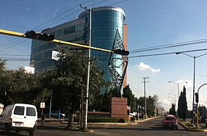 Archivo:Torre y Monumento - panoramio
