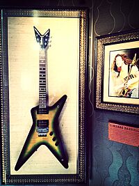 Archivo:Washburn Dime 333, a Dean ML-style Dimebag Darrell signature guitar model