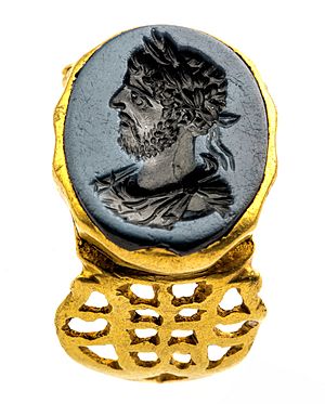 Archivo:Zegelring in goud met intaglio met portret van Commodus in nicolo, 180 tot 200 NC, vindplaats- Tongeren, de Schaetzengaarde 22, 1998, losse vondst (mogelijk goudschat), collectie Gallo-Romeins Museum Tongeren, GRM 1892