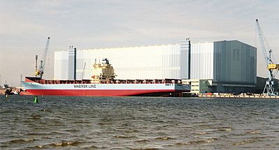 Archivo:2006-03-xx Containerschiff vor der Volkswerft Stralsund