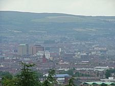 Archivo:A view of Belfast from the Lower Braniel road - DSCF7460