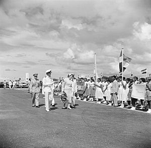 Archivo:Aankomst van het koninklijk paar op het vliegveld van Bonaire, Bestanddeelnr 252-3827