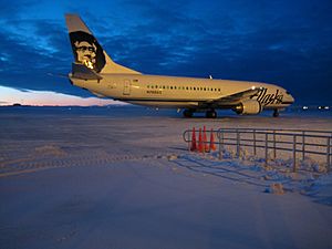Archivo:Alaska Airlines B737-490 (N768AS) at Wiley Post–Will Rogers Memorial Airport