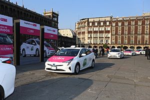Archivo:Banderazo de Taxis Híbridos CDMX -i---i- (32572940126)