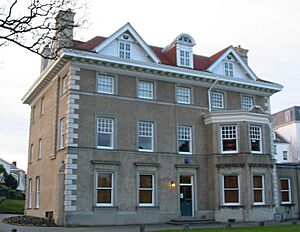 Archivo:Bibliothèque Priaulx Saint Pièrre Port Dgèrnésy