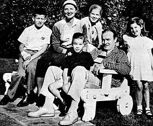 Archivo:Bob Hope and family