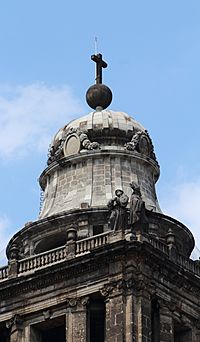 Archivo:Campanario de la catedral mexicana