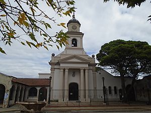 Archivo:Catedral Nuestra Señora del Rosario (Moreno).